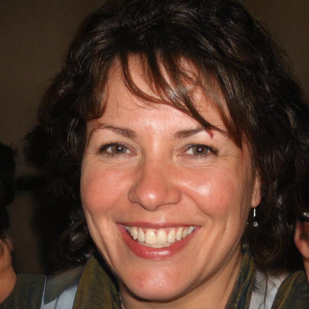 Portrait de Léonie Dumas, spécialiste budget et épargne