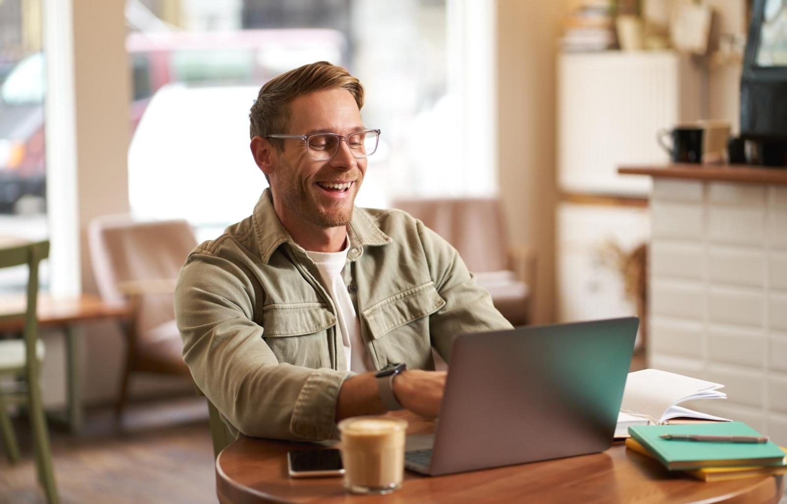 Espace de travail avec documentation financière et ordinateur pour l'accompagnement personnalisé